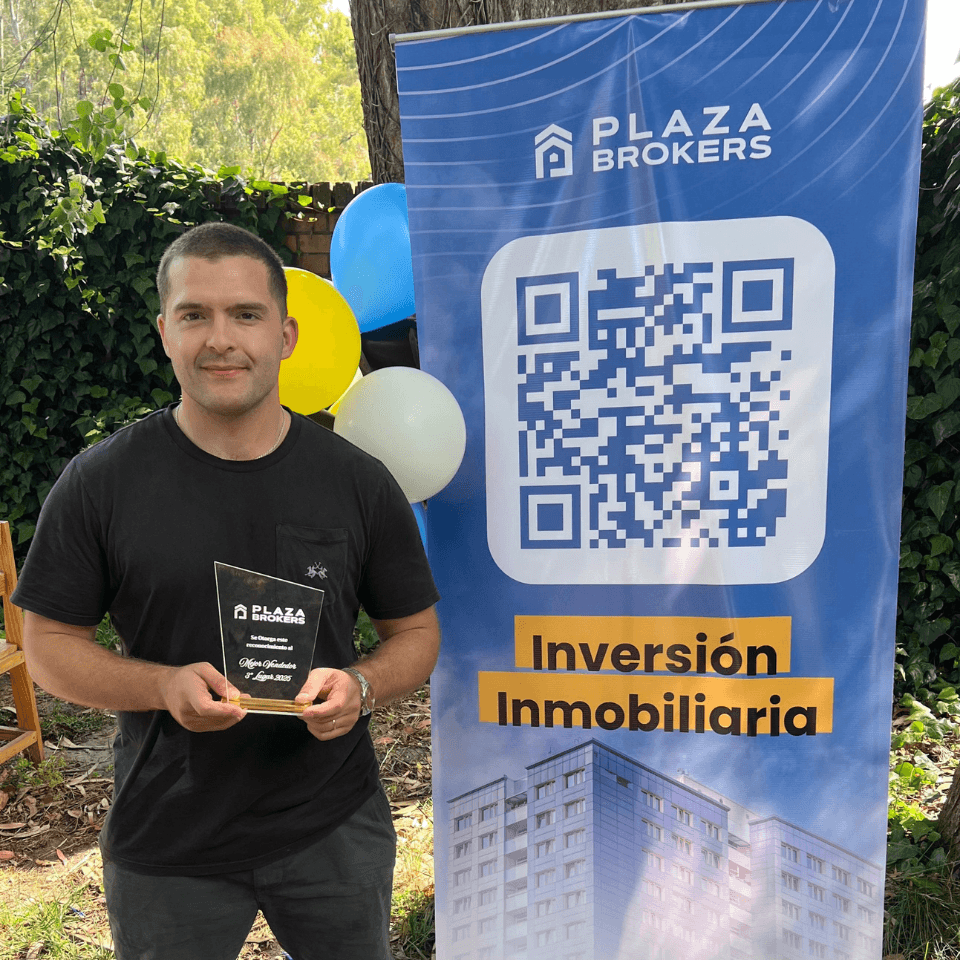 Cristian Arriagada con el premio TOP 3 vendedor 2025 de PlazaBrokers